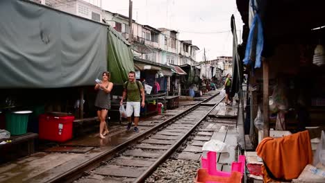 Eine-Aufregende-Zugfahrt-Zum-Mae-Klong-Eisenbahnmarkt