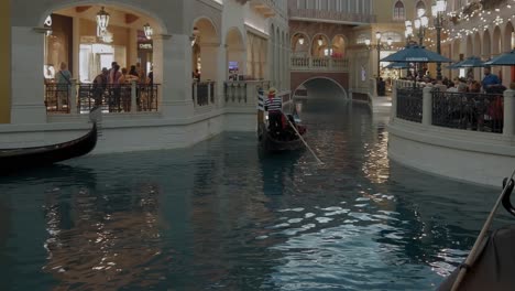 Gente-Tomando-Paseos-En-Góndola-En-El-Venetian-Las-Vegas