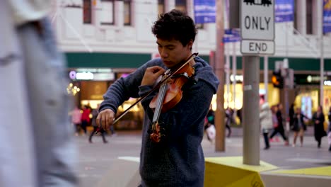 Músico-Callejero,-Joven-Violinista-Masculino-Tocando-Instrumentos-Musicales-En-La-Calle,-Tocando-El-Violín-En-Melbourne-Cbd-Street-Art