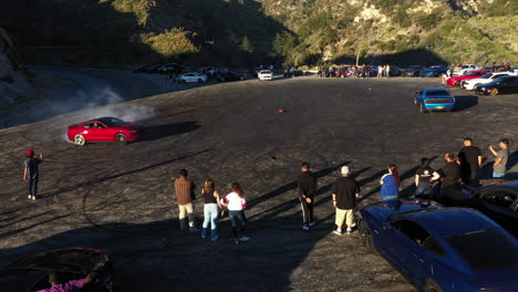 Autos-Musculosos-Y-Deportivos-Haciendo-Donuts-Y-Quemados-Con-Un-Club-De-Autos-En-El-Bosque-Nacional-De-Angeles-En-El-Sur-De-California