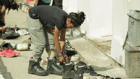 Himalayan-mountaineers---their-mountain-climbing-equipment