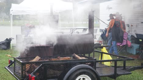 Un-Hoyo-De-Barbacoa-Fuma-Y-Vaporiza-Durante-Una-Tormenta-En-Una-Competencia-De-Barbacoa