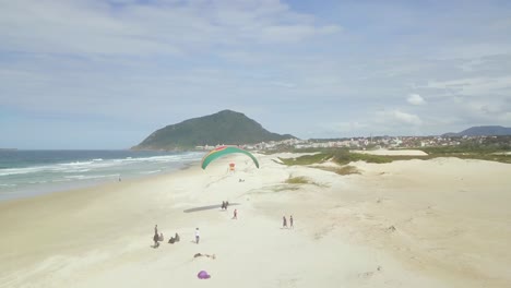 Luftaufnahme-Eines-Startenden-Motorschirms-Am-Strand-Von-Brasilien