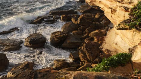 Acantilado-Rocoso-Y-Fuertes-Olas-En-La-Playa-De-Coogee-Después-De-Su-Cierre-Temporal-Ordenado-Por-El-Gobierno