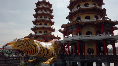 Las-Pagodas-Del-Dragón-Y-El-Tigre-En-El-Estanque-De-Lotos-En-Kaohsiung,-Taiwán