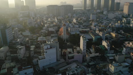 Un-Dron-Del-Amanecer-Disparó-Hacia-La-Iglesia-Colonial-Francesa-En-Binh-Thanh,-Ciudad-Ho-Chi-Minh