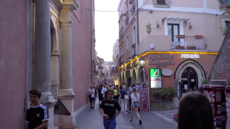 Mucha-Gente-Caminando-Por-La-Calle-En-Un-Pequeño-Pueblo-Italiano-Por-La-Tarde