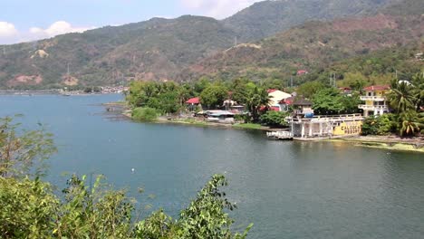 Amplia-Vista-Al-Mar-Con-Montañas-Y-Colinas