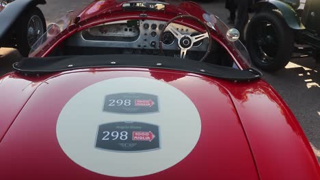 Panorámica-Toma-Derecha-De-La-Cabina-De-Mando-De-Diecinueve-Cincuenta-Y-Cuatro-Mille-Miglia-Ac-Ruddspeed-As-En-Rob-Walker-Day-Display