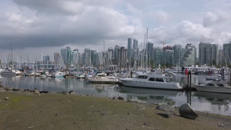 Vista-Panorámica-Del-Centro-De-La-Ciudad-De-Vancouver-En-Canadá-Con-Muchos-Yates-En-El-Puerto-De-Vancouver-vista-Desde-Stanley-Park