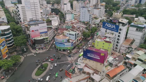 Neigen-Sie-Die-Luftaufnahme-Des-Geschäftigen-Stadtkreisverkehrs-In-Ho-Chi-Minh-Saigon-In-Zeitlupe-Nach-Unten