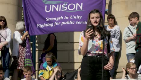 Huelga-Climática-Juvenil-En-El-Centro-De-La-Ciudad-De-Sheffield-2019-Frente-Al-Ayuntamiento-Con-Oradores-Y-Representantes-Jóvenes,-Estudiantes-Y-Adultos-Mayores