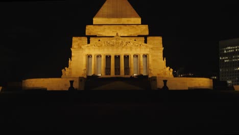 Santuario-Del-Recuerdo-En-La-Noche-Melbourne-Día-Anzac,-Desfile-Anzac,-Australia