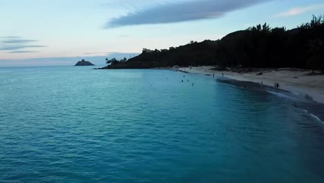 Hawaii---Am-Strand-Entlang-Fliegen-Und-An-Einigen-Paddlern-Vorbeikommen