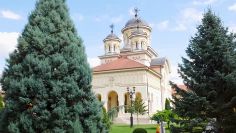 Tiro-Inclinado-Hacia-Arriba-De-La-Fachada-Principal-De-La-Catedral-Ortodoxa-En-Alba-Iulia