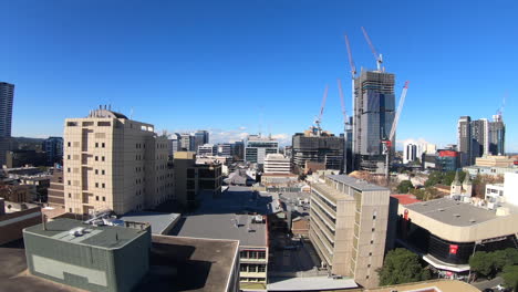 Blick-über-Die-Skyline-Von-Parramatta-Mit-Im-Bau-Befindlichen-Kränen-Auf-Dem-Parramatta-Square,-Die-Sich-Im-Hyperlapse-Bewegen