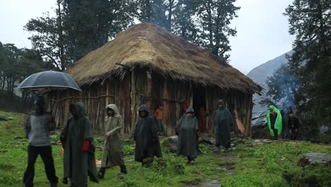 Montañeros-Del-Himalaya-En-El-Pueblo-Del-Himalaya-Montañeros-Del-Himalaya-Pasando-Por-Un-Pueblo-Del-Himalaya-En-El-Camino-A-Su-Destino