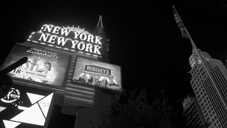 Cartel-Del-Hotel-New-York-New-York-Con-El-Edificio-De-Imitación-Del-Estado-Del-Imperio-Y-Una-Bandera-Estadounidense