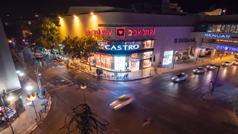 Lapso-De-Tiempo-De-Una-Ajetreada-Vida-En-La-Ciudad-Que-Muestra-Automóviles-Y-Personas-Moviéndose-Dentro-Y-Alrededor-De-La-Noche