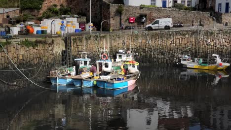 Fischer-Entladen-Fang-Im-Hafen-Von-Crail,-Fife,-Schottland