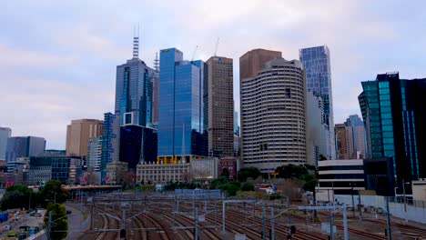 Timelapse-Nocturno-Del-Tráfico-De-Melbourne-En-La-Autopista-Y-El-Ferrocarril