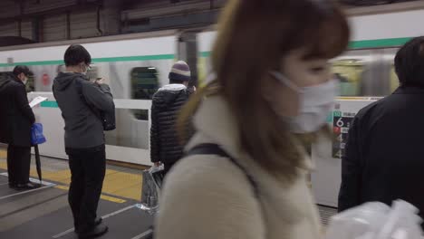 Japaner-Stehen-Auf-Der-U-Bahn-Linie-Und-Warten-Auf-Den-Tokioter-Zug