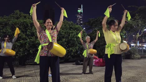 Un-Grupo-De-Mujeres-Bailan-Y-Tocan-Tambores-Para-Celebrar-El-Festival-De-La-Luna-O-El-Festival-Del-Medio-Otoño-En-La-Ciudad-De-Ho-Chi-Minh,-También-Conocido-Como-Saigon,-Vietnam