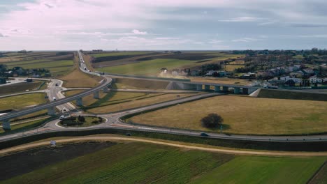 Weitwinkelaufnahme-Des-Verkehrs-Auf-Einem-Autobahnkreisel-An-Einem-Hellen,-Sonnigen-Nachmittag