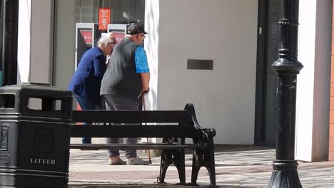 Stadtmenschen-Sozial-Distanzieren-Covid-Corona-Virus-Vor-Der-Bank-In-Leerer-Einzelhandelsstadtschlange