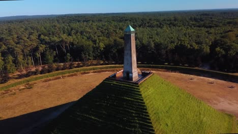 Panorama-Aéreo-Alrededor-De-La-Pirámide-De-Austerlitz