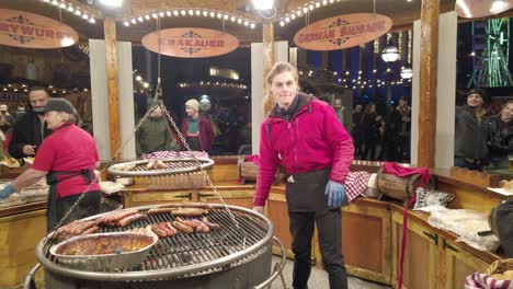 Weihnachtsmarkt-Deutscher-Wurst-Straßenverkäufer-Kocht-–-Serviert-Heiße,-Schmackhafte-Herzhafte-Speisen