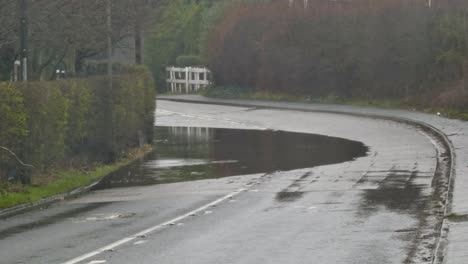 El-Vehículo-Se-Detiene-En-Stormy-Flash-Inundado-Road-Corner-Bend-Uk