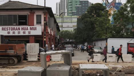 Vista-Panorámica-De-La-Construcción-De-Mejoras-De-Drenaje-En-El-Centro-De-La-Ciudad-De-Johor-Bahru-Durante-El-Día-Nublado