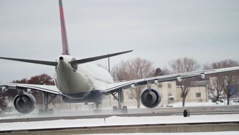 Avión-De-Pasajeros-De-Delta-Air-Lines-Girando-Lentamente-En-La-Pista-Del-Aeropuerto-Internacional-De-Minneapolis-Saint-Paul