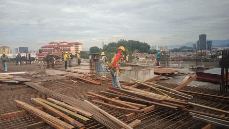 Bauarbeiter,-Die-Tagsüber-Auf-Der-Baustelle-Arbeiten