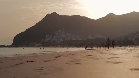 Goldene-Stunde-An-Einem-Strand-Auf-Teneriffa