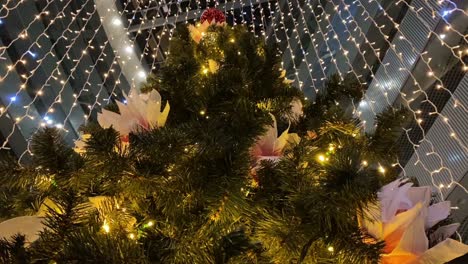 Hängende-Girlanden-Drehen-Sich-Um-Den-Weihnachtsbaum-In-Einem-Modernen-Gebäude