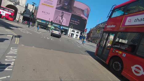 POV-Fahrt-Durch-Den-Piccadilly-Circus-Während-Des-Lockdowns-In-London