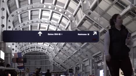 Crowds-walking-down-a-terminal-in-O'Hare-International-Airport-in-Chicago-on-Dec-26th,-one-of-the-busiest-days