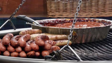 Puestos-De-Mercado-De-Navidad-De-Liverpool-Barbacoa-Stand-De-Salchichas-Preparando-Salsa-Salchicha-Porciones-De-Comida-En-Rejilla-Metálica