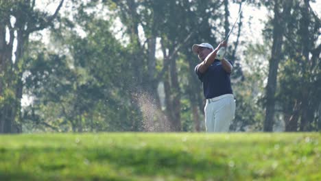 Professioneller-Golfer,-Der-Im-Offenen-Turnierwettbewerb-Den-Golfball-Auf-Dem-Grünen-Golfplatz-Auf-Den-Hügeln-Ins-Loch-Wirft