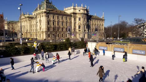 Gente-Patinando-Sobre-Hielo-En-Publico