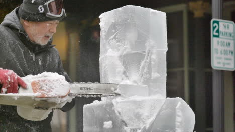 Eisbildhauer-Mit-Kettensäge-Auf-Eisblock