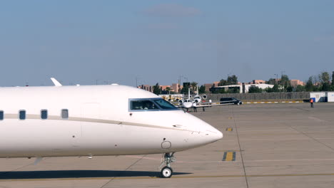 Estacionamiento-De-Aviones-Privados-En-El-Aeropuerto-De-Marrakech,-Rodando-Hacia-El-Marco