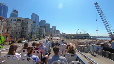 POV-Vom-Dach-Eines-Reisebusses,-Der-An-Einem-Sonnigen-Sommertag-Auf-Dem-Alaska-Way-Entlang-Der-Uferpromenade-Von-Seattle-Fährt