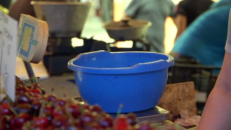 Frau-Legt-Frische-Kirschen-In-Einen-Korb,-Um-Sie-Auf-Dem-Frauenmarkt-Zu-Wiegen