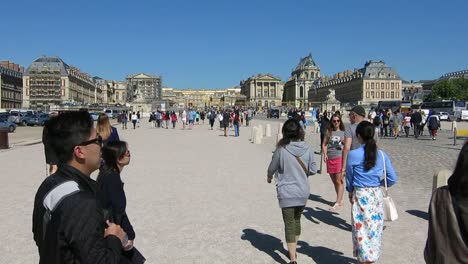 Static-footage-of-tourists-walking-in-Paris,-France