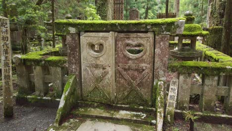 Alter-Historischer-Friedhof-Oku-no-in-Mit-Grabsteinen,-Gelegen-In-Koyasan---Einer-Kleinen-Stadt-In-Der-Japanischen-Präfektur-Wakayama