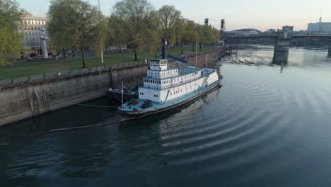 Luftaufnahme,-Die-Das-Oregon-Maritime-Museum-Umkreist-Und-Zeigt,-Wie-Leer-Die-Uferpromenade-Aufgrund-Von-Covid-19-Ist