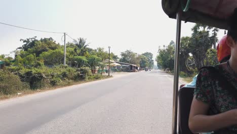 Toma-Cercana-De-Montar-En-Un-Tuk-Tuk-En-Camboya-Saliendo-De-La-Ciudad-Y-Hacia-El-Campo